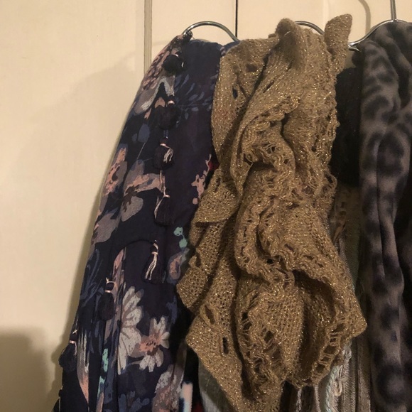 SCARVES - Picture 3 of 8